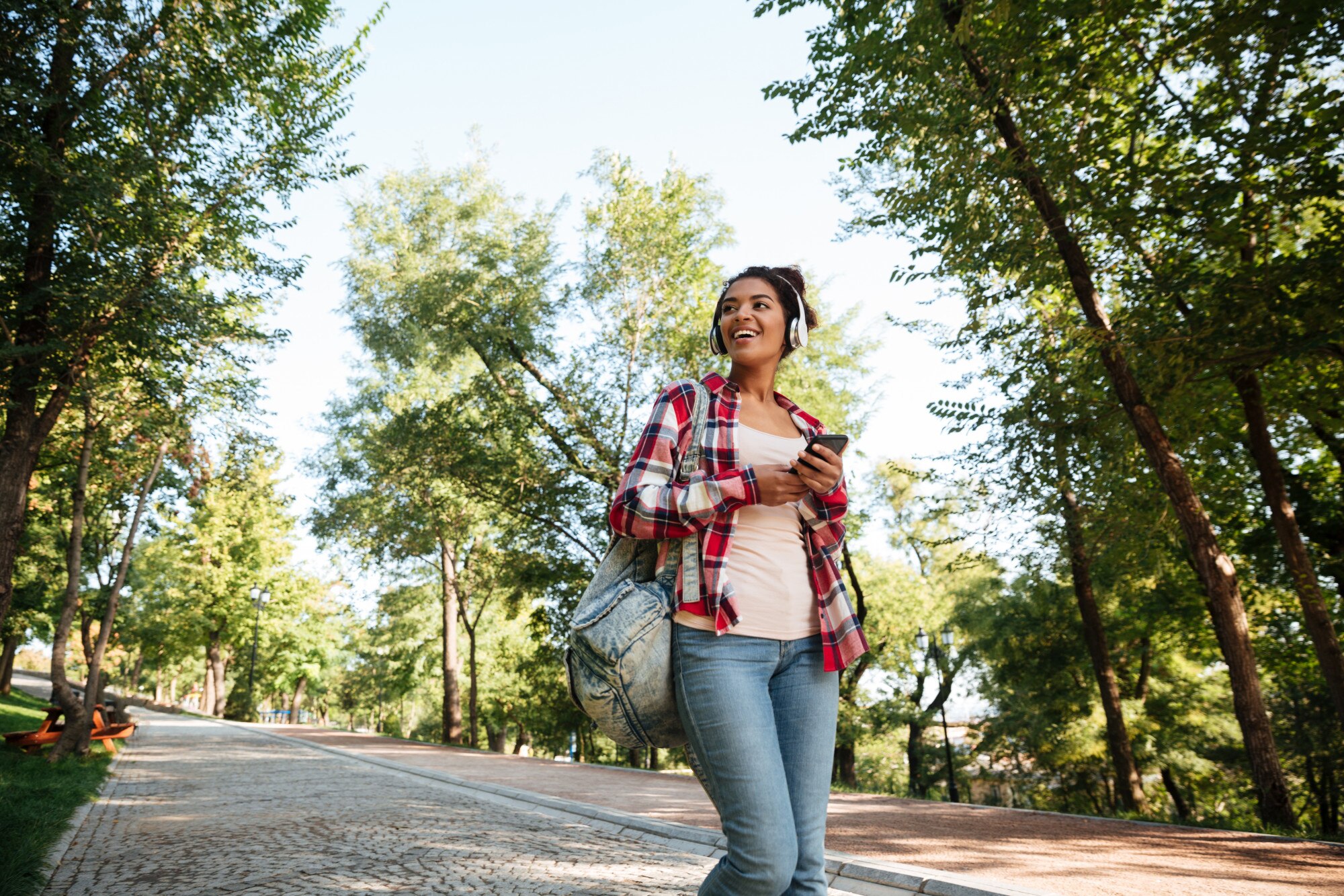 Persona caminando al aire libre