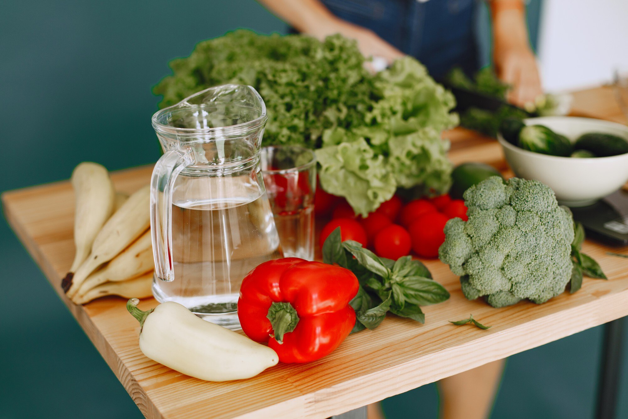 Mesa con alimentos variados y agua
